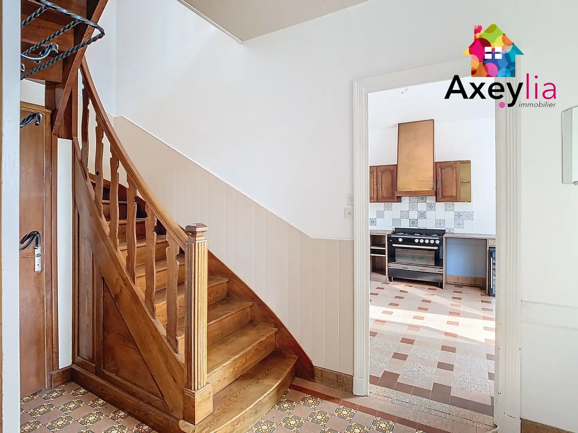 Maison ancienne rénovée avec appartement indépendant à Renaison, proche commodités 