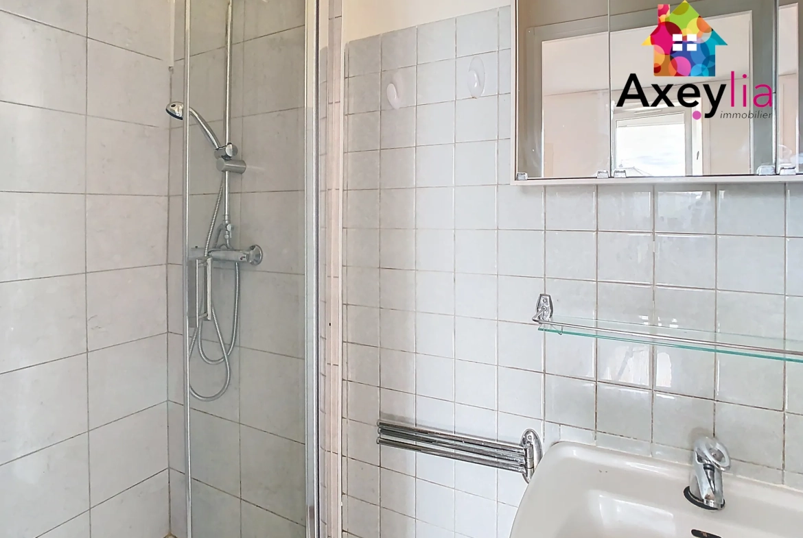 Maison ancienne rénovée avec appartement indépendant à Renaison, proche commodités 