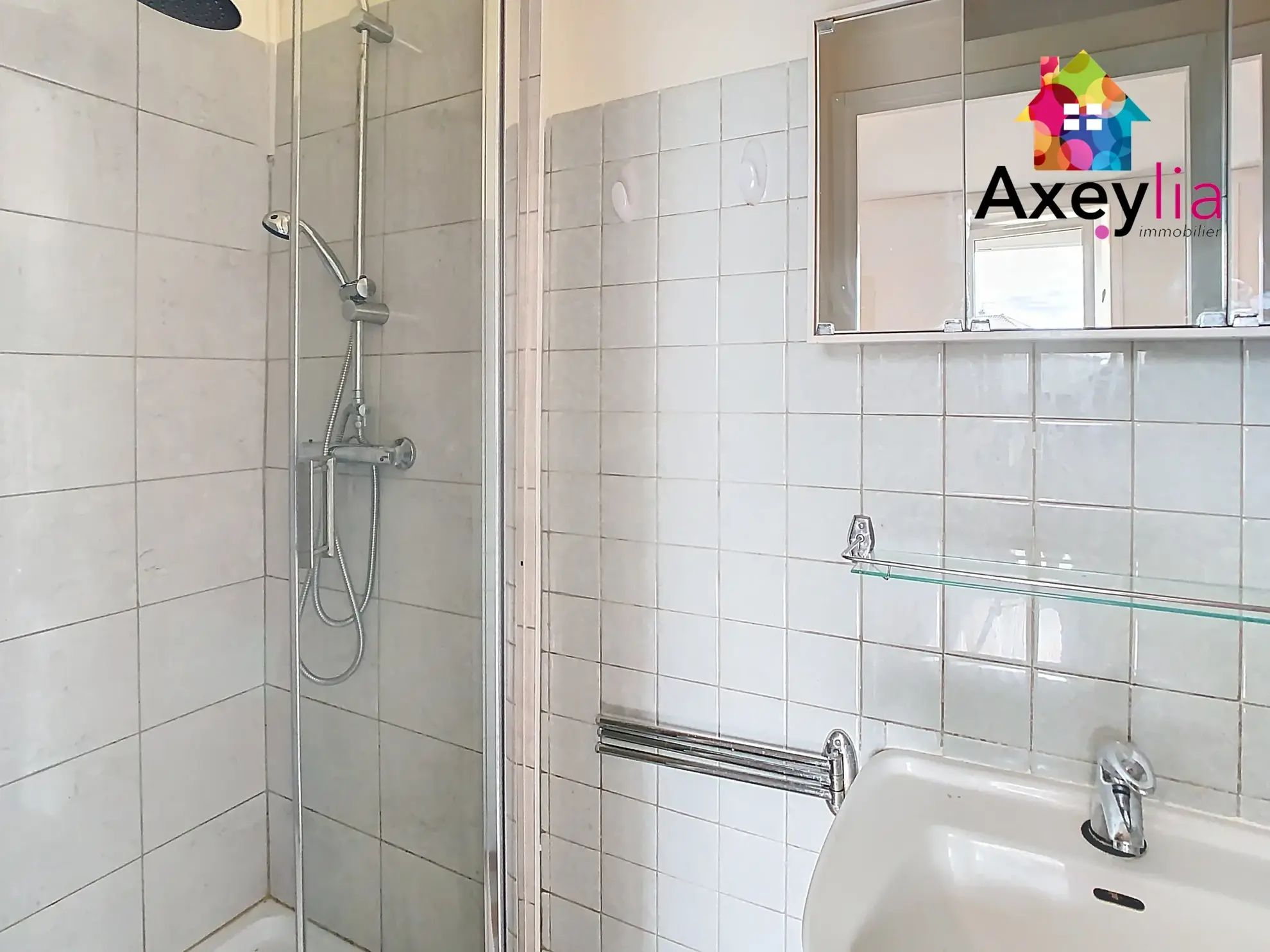 Maison ancienne rénovée avec appartement indépendant à Renaison, proche commodités 