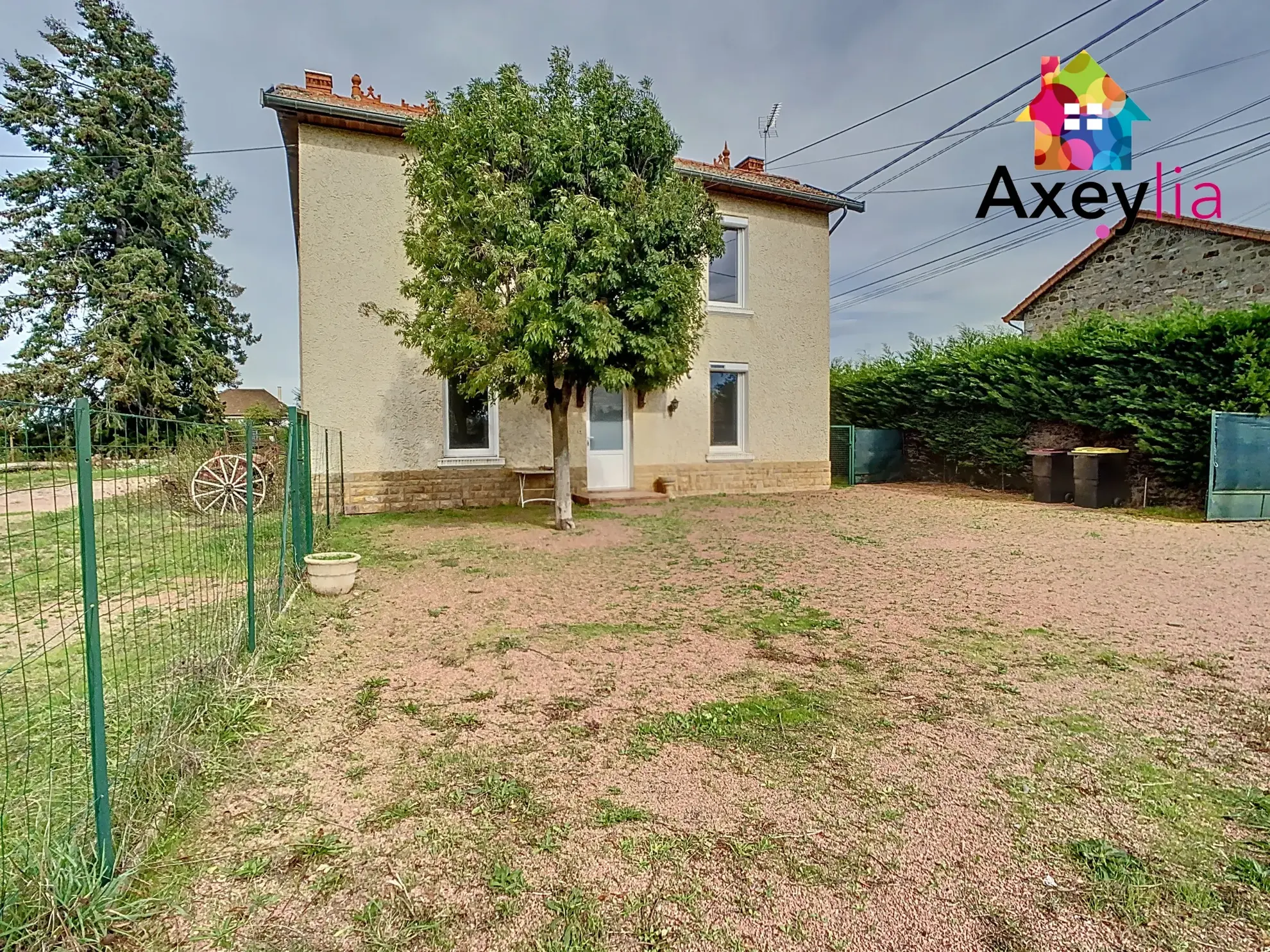 Maison ancienne rénovée avec appartement indépendant à Renaison, proche commodités 