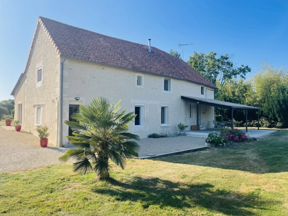 Maison de charme à Paizay-le-Sec avec vue exceptionnelle - 221 m²