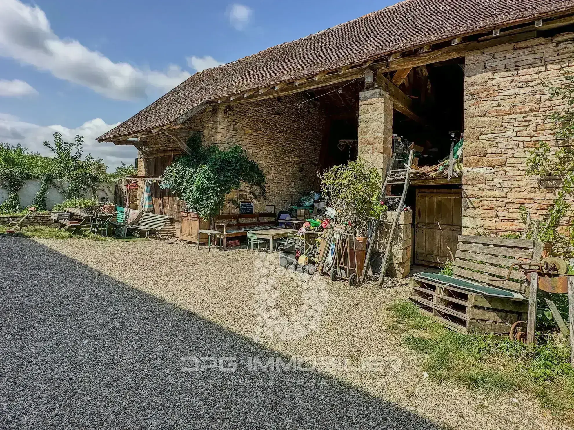 Maison de caractère en Bourgogne avec grange et jardin, idéal projet ou résidence secondaire 