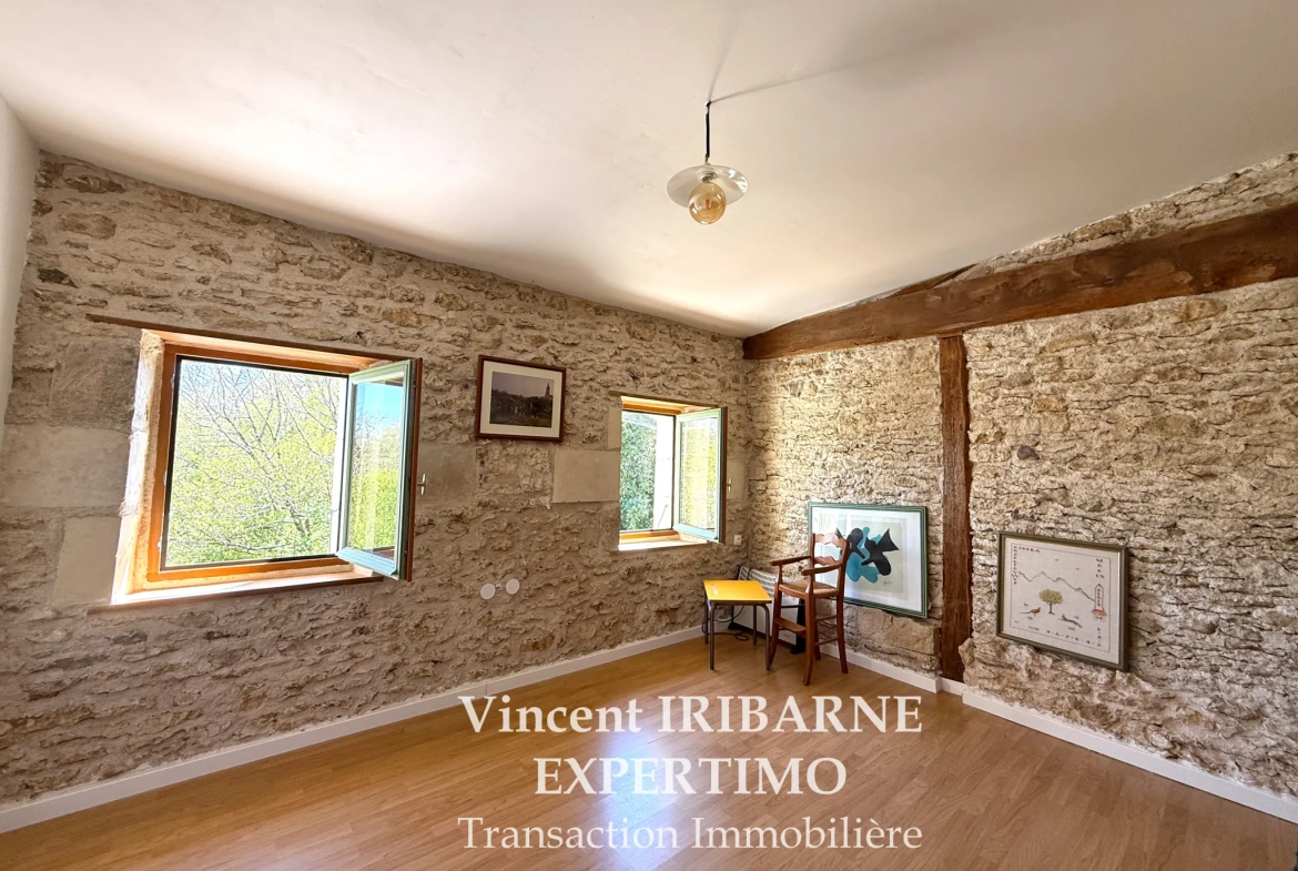 Belle maison charentaise rénovée avec 5 chambres, jardin et garage à La Chapelle des Pots 