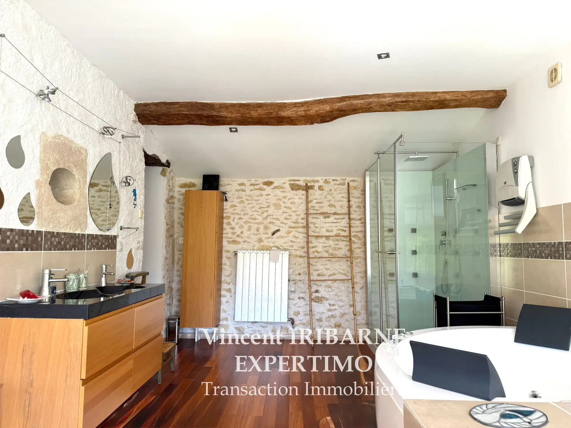 Belle maison charentaise rénovée avec 5 chambres, jardin et garage à La Chapelle des Pots 