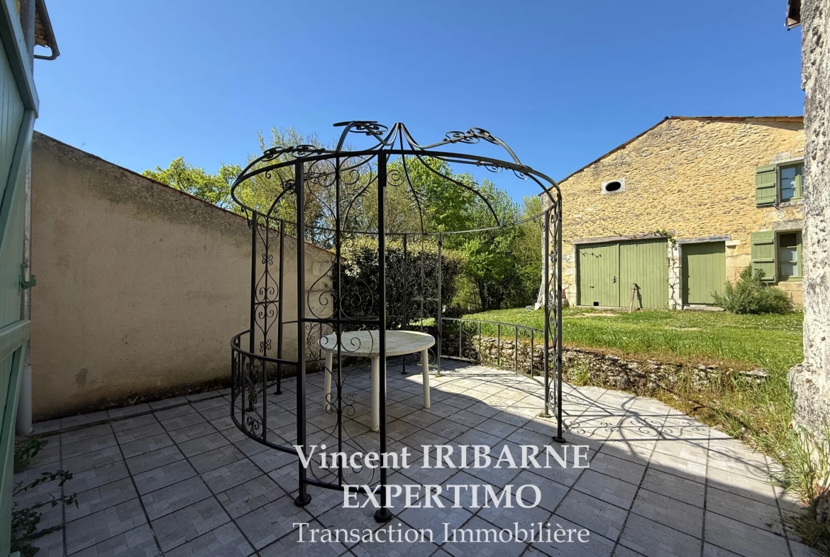 Belle maison charentaise rénovée avec 5 chambres, jardin et garage à La Chapelle des Pots 