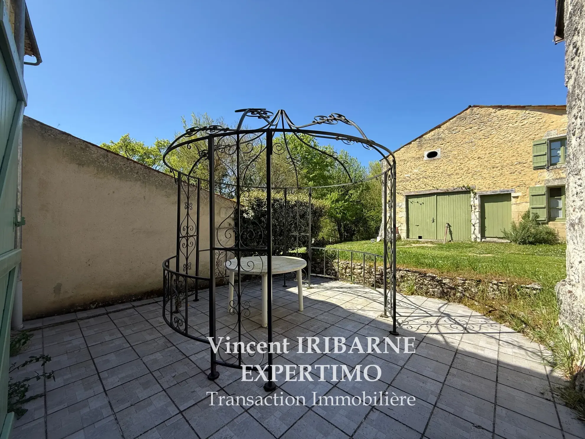 Belle maison charentaise rénovée avec 5 chambres, jardin et garage à La Chapelle des Pots 
