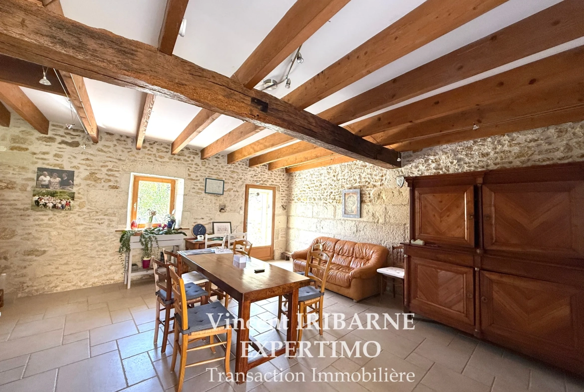 Belle maison charentaise rénovée avec 5 chambres, jardin et garage à La Chapelle des Pots 