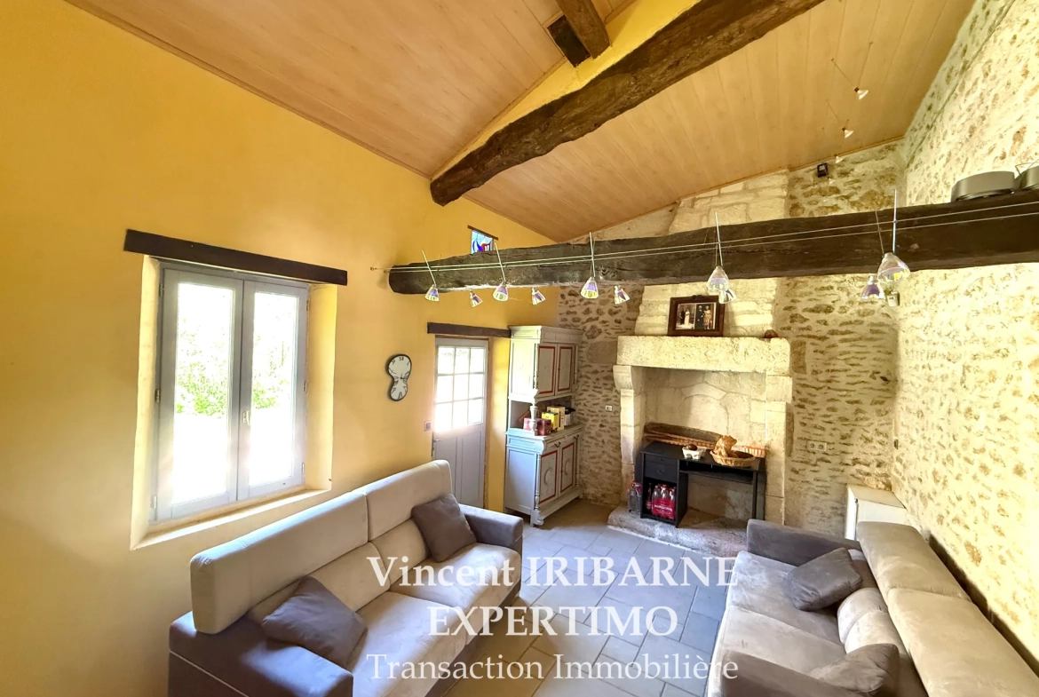 Belle maison charentaise rénovée avec 5 chambres, jardin et garage à La Chapelle des Pots 