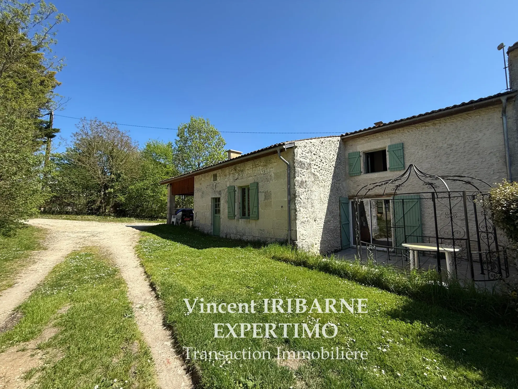 Belle maison charentaise rénovée avec 5 chambres, jardin et garage à La Chapelle des Pots 