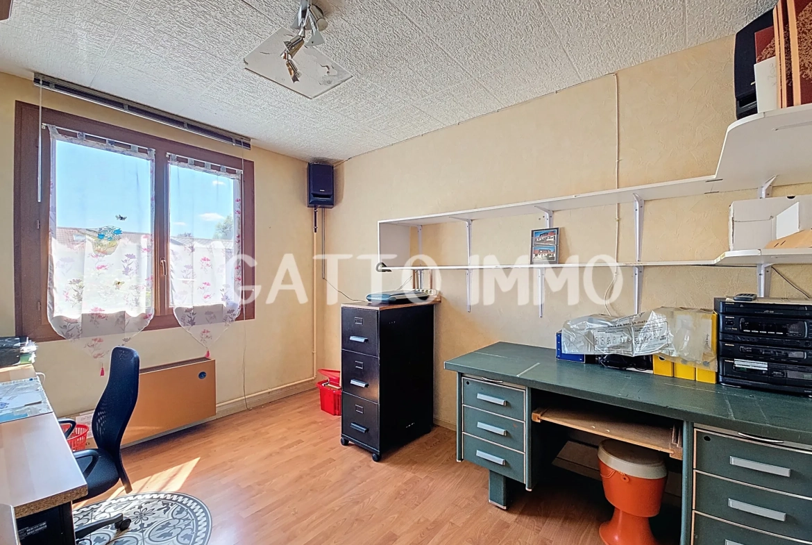 Maison à rénover de 130m² avec 5 chambres, grand garage et jardin à Marly 