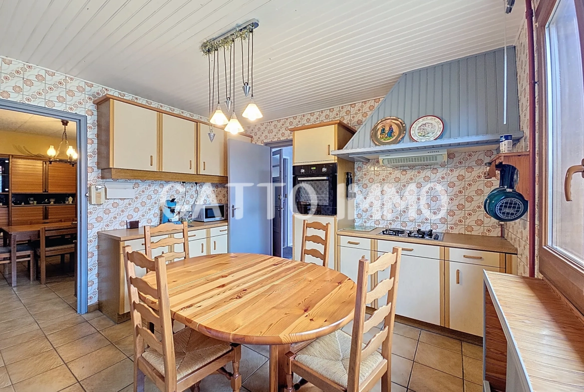 Maison à rénover de 130m² avec 5 chambres, grand garage et jardin à Marly 