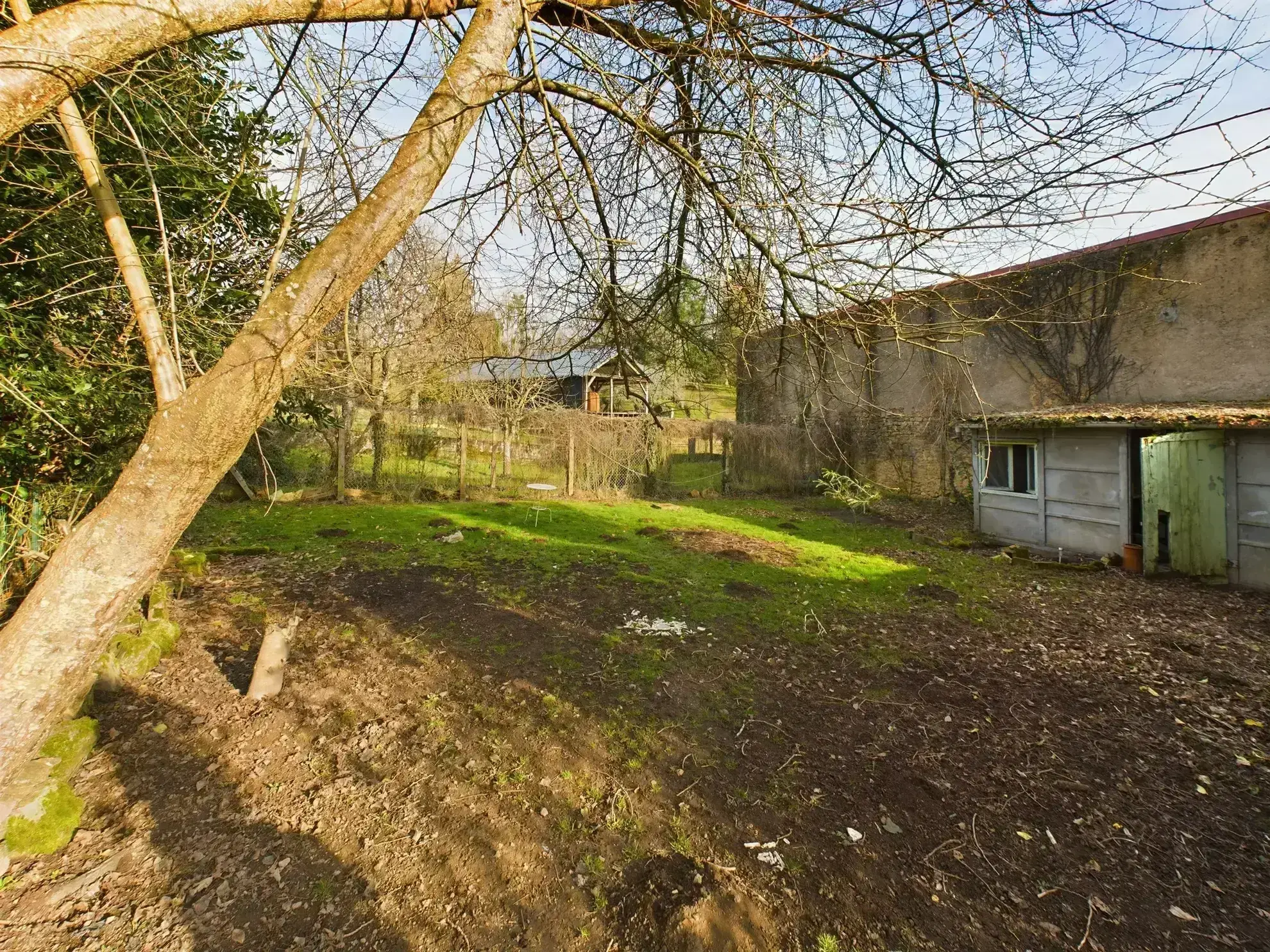 Maison de village rénovée à Saint-Saulge avec jardin de 334 m² et potentiel d'agrandissement 