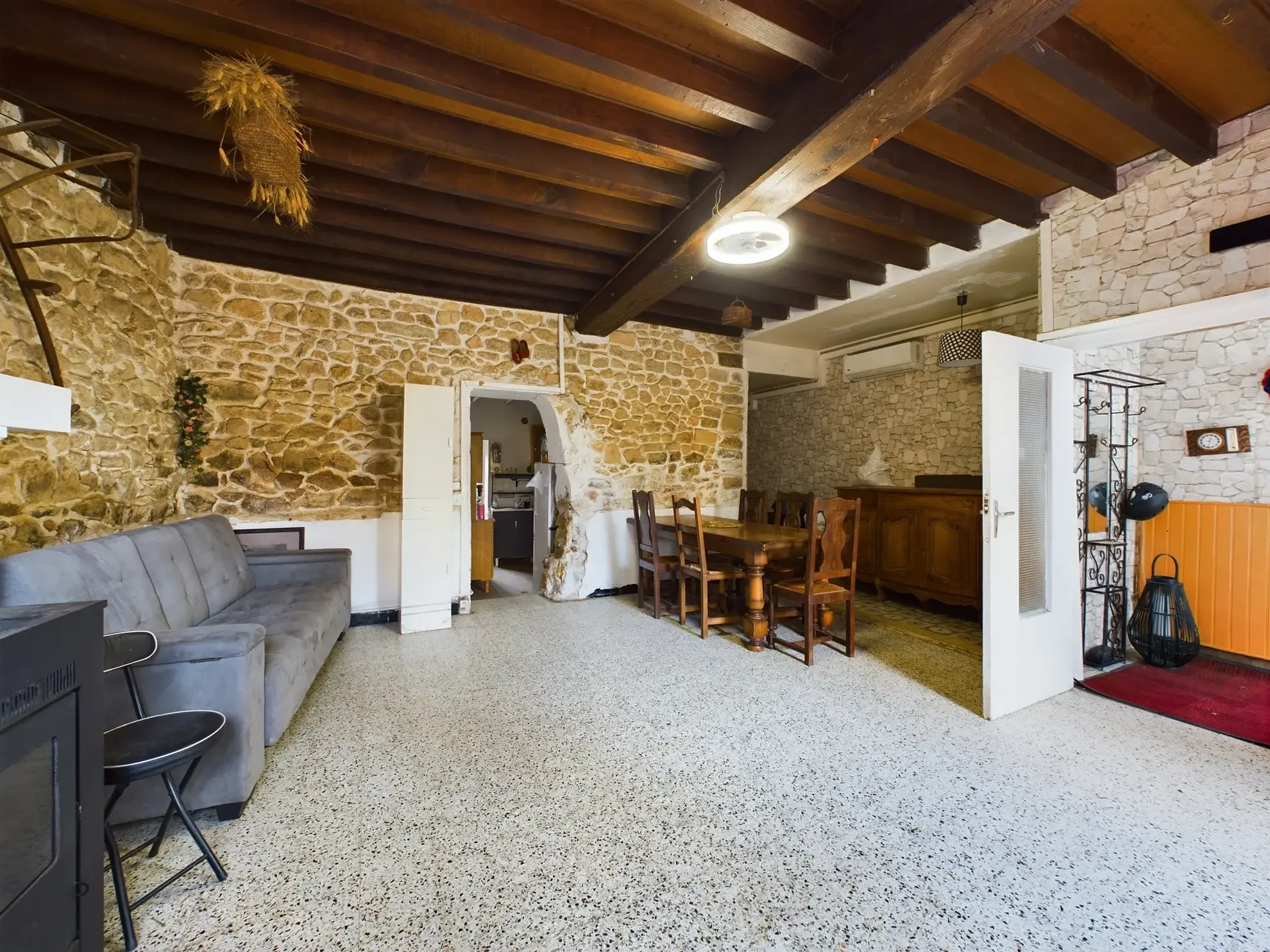 Maison de village rénovée à Saint-Saulge avec jardin de 334 m² et potentiel d'agrandissement 