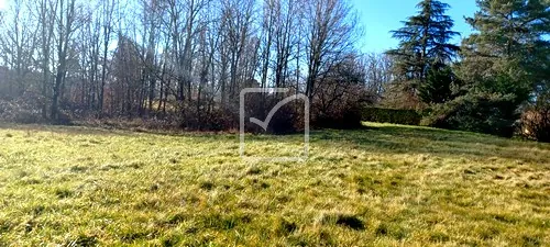 Terrain constructible de 4000 m² à Fajoles, environnement calme et boisé 