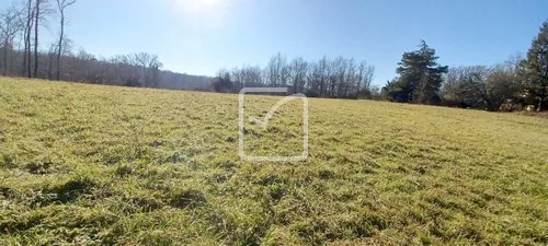 Terrain constructible de 4000 m² à Fajoles, environnement calme et boisé 