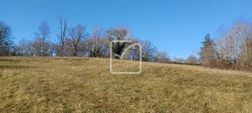 Terrain constructible de 4000 m² à Fajoles, environnement calme et boisé 