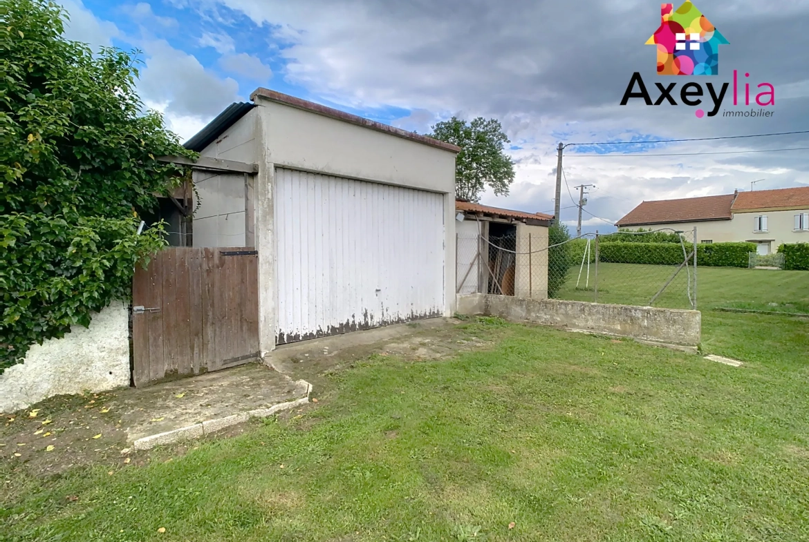 Belle maison familiale à Villerest avec grand terrain, garage et rénovation partielle 