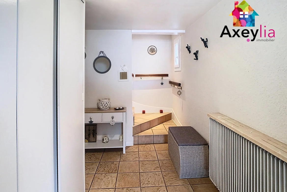 Belle maison familiale à Villerest avec grand terrain, garage et rénovation partielle 