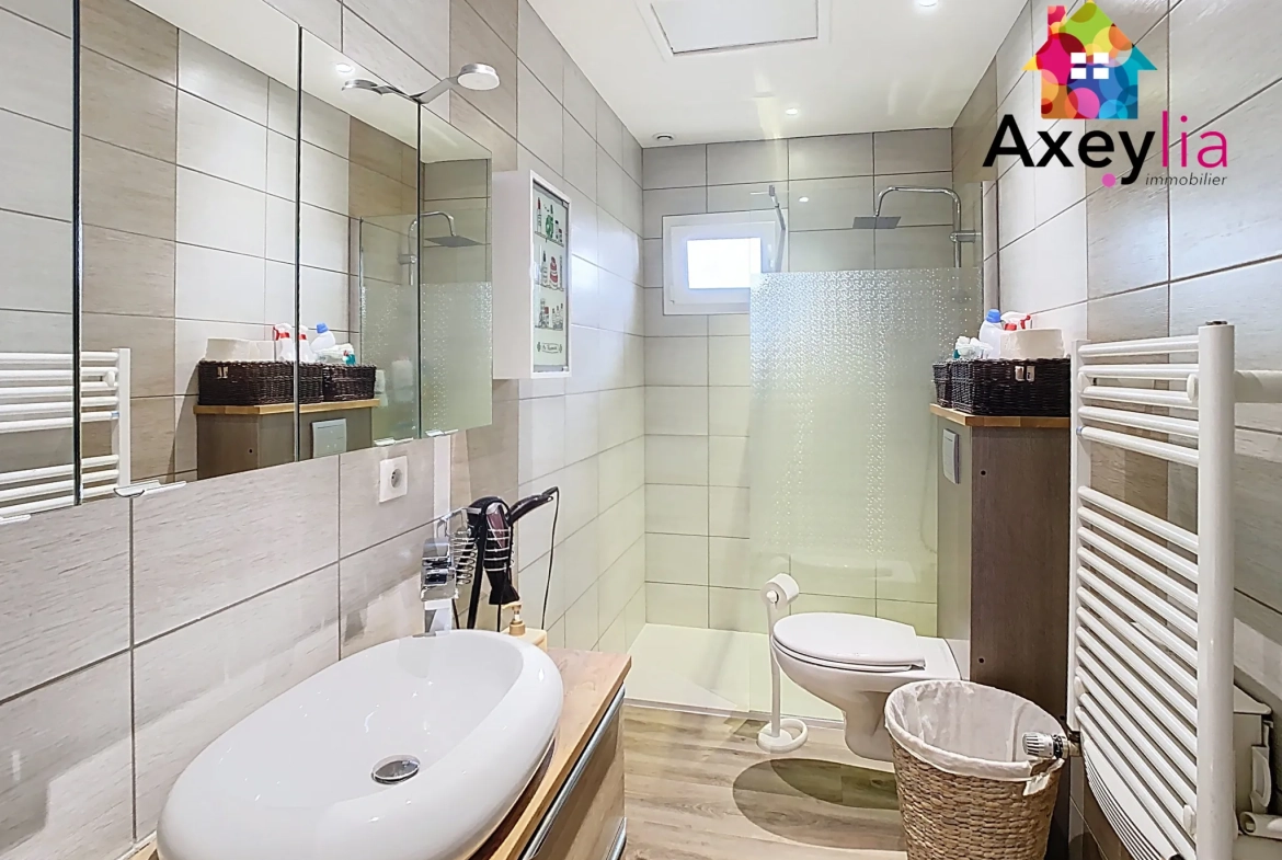 Belle maison familiale à Villerest avec grand terrain, garage et rénovation partielle 