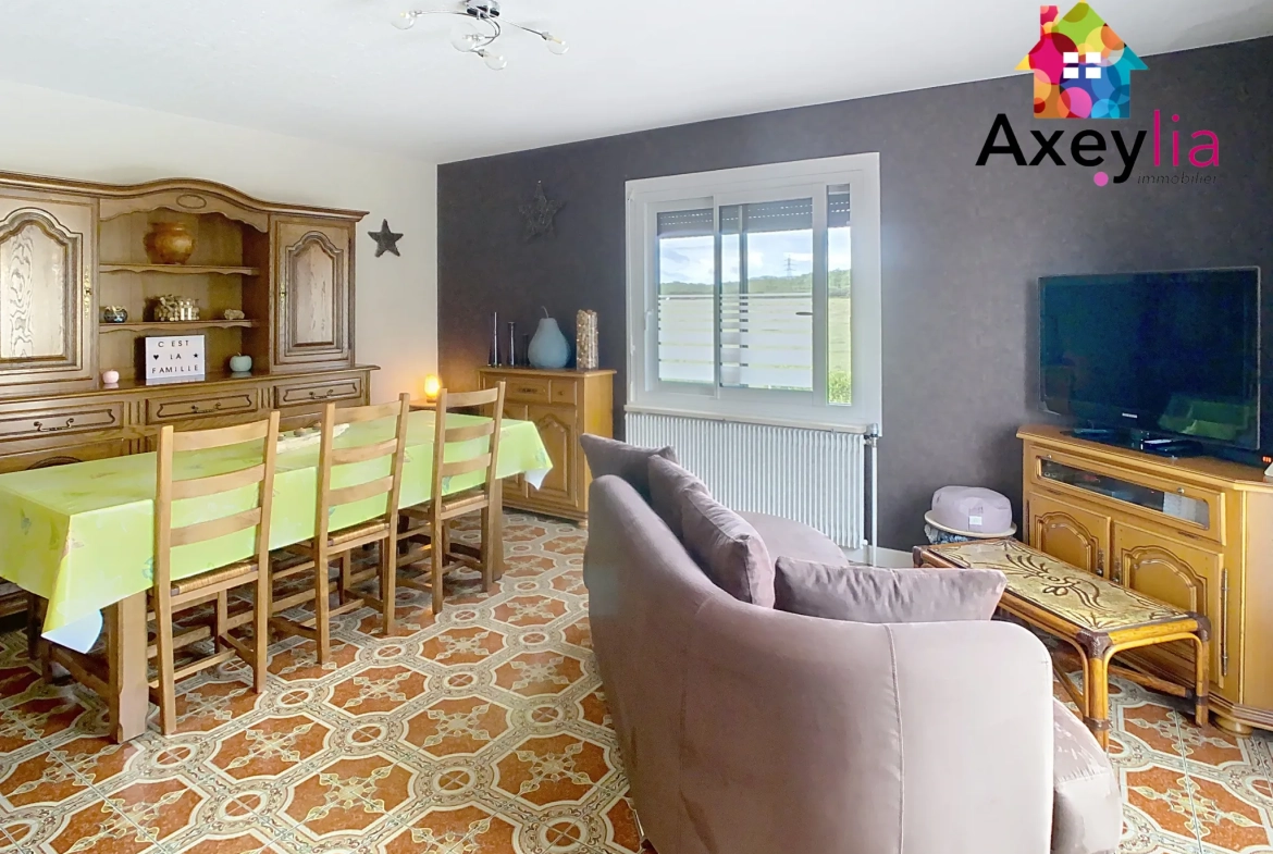 Belle maison familiale à Villerest avec grand terrain, garage et rénovation partielle 