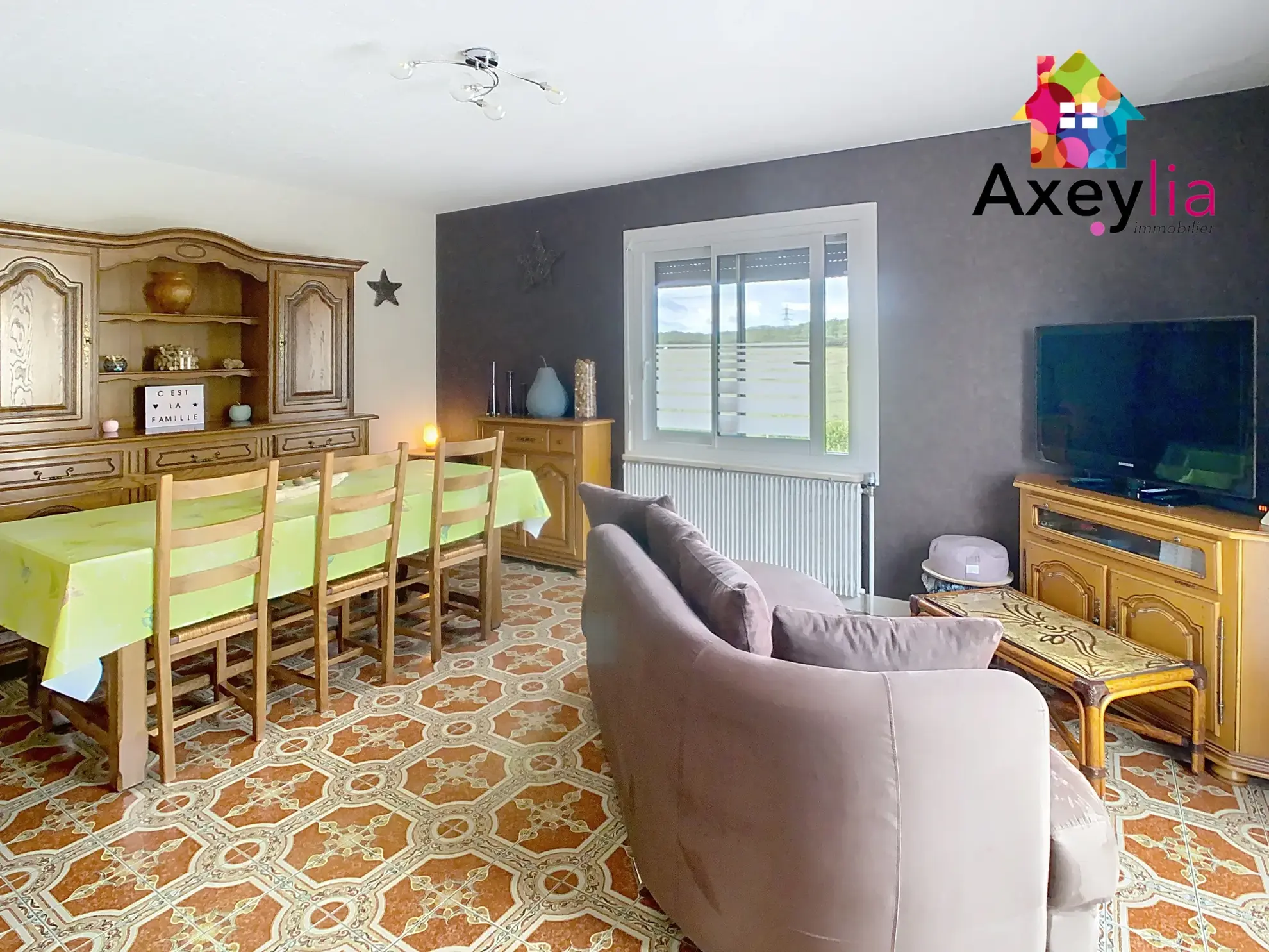 Belle maison familiale à Villerest avec grand terrain, garage et rénovation partielle 