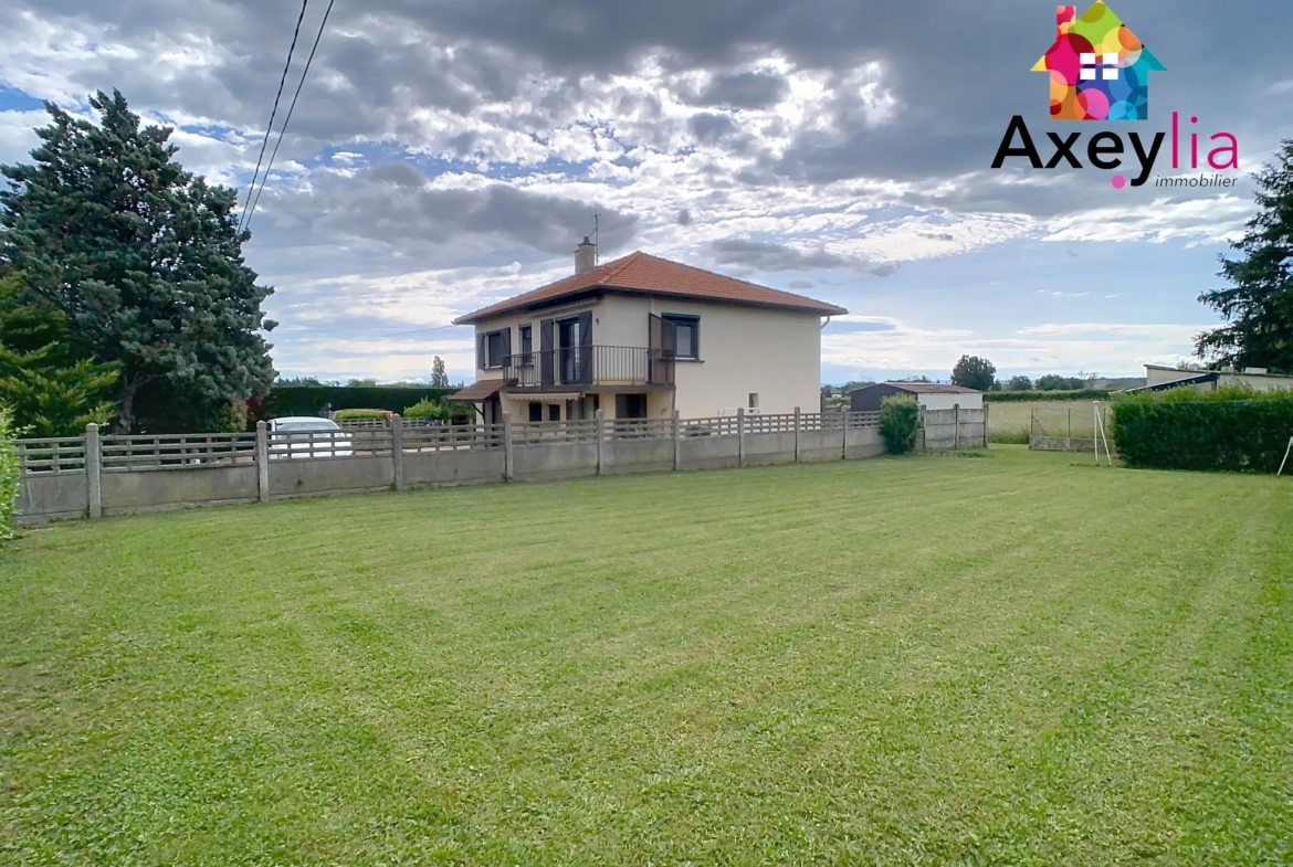 Belle maison familiale à Villerest avec grand terrain, garage et rénovation partielle 