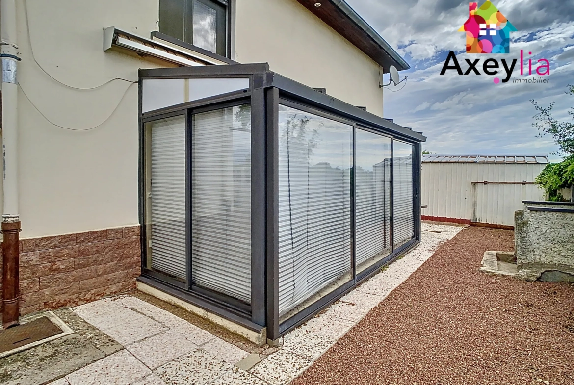 Belle maison familiale à Villerest avec grand terrain, garage et rénovation partielle 