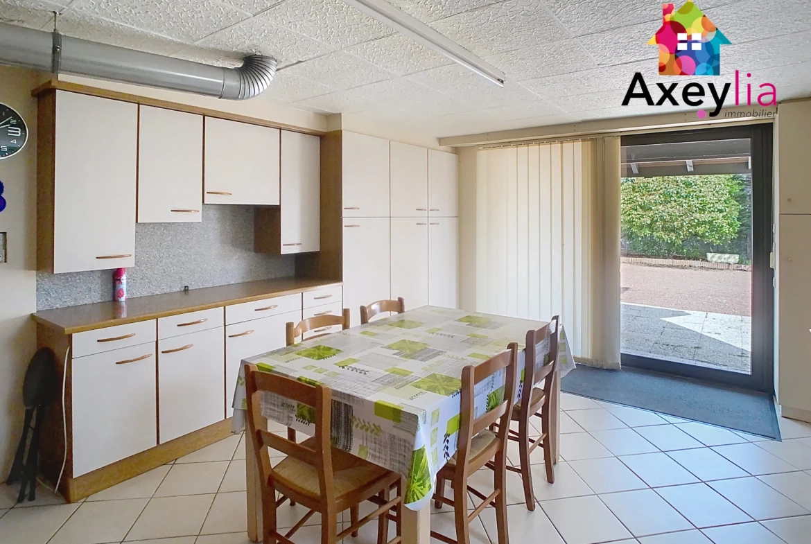 Belle maison familiale à Villerest avec grand terrain, garage et rénovation partielle 