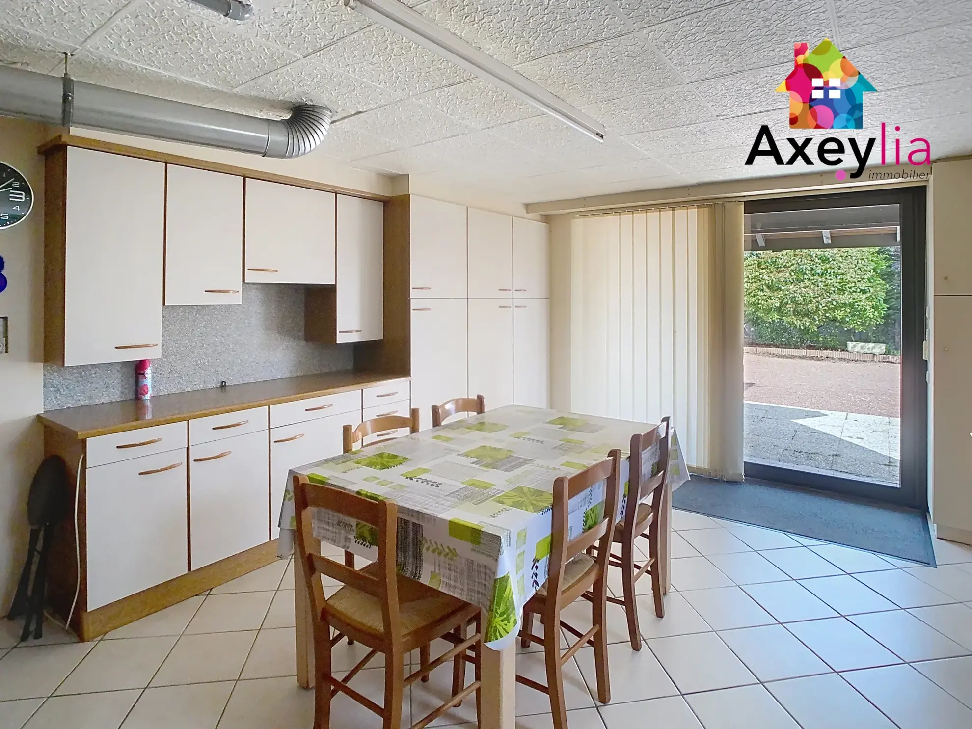 Belle maison familiale à Villerest avec grand terrain, garage et rénovation partielle 