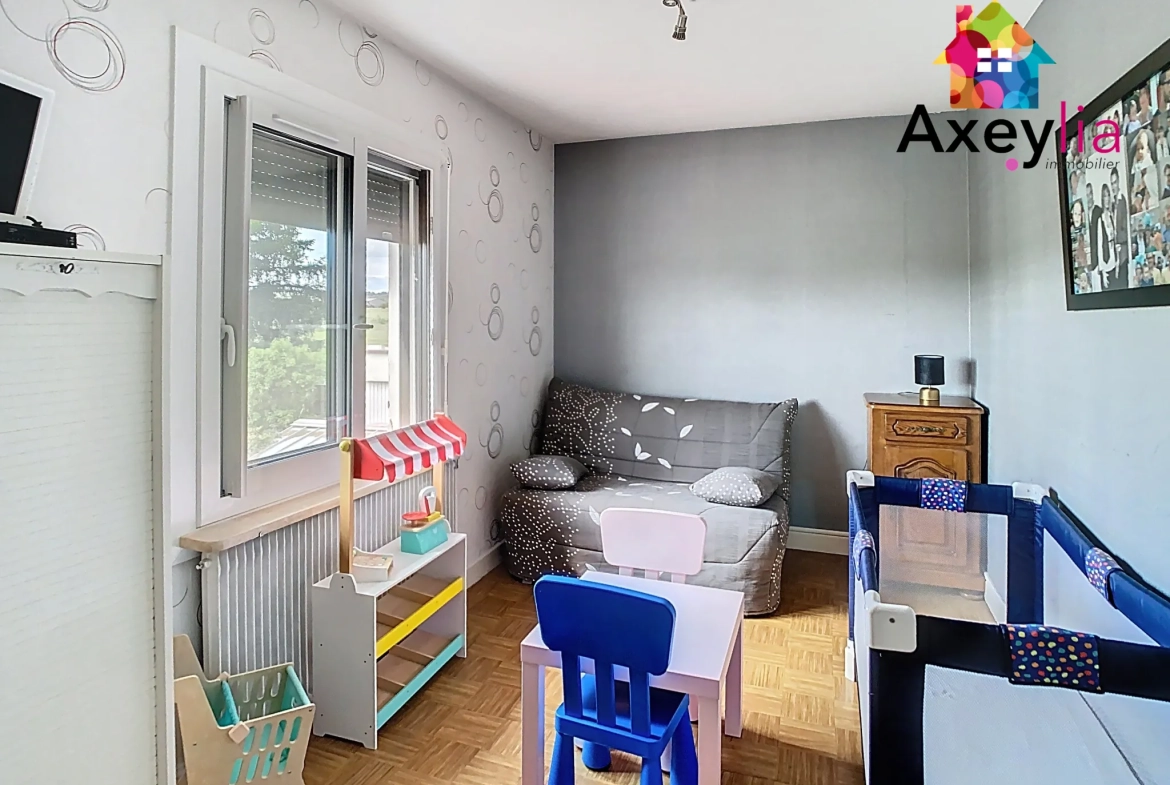 Belle maison familiale à Villerest avec grand terrain, garage et rénovation partielle 