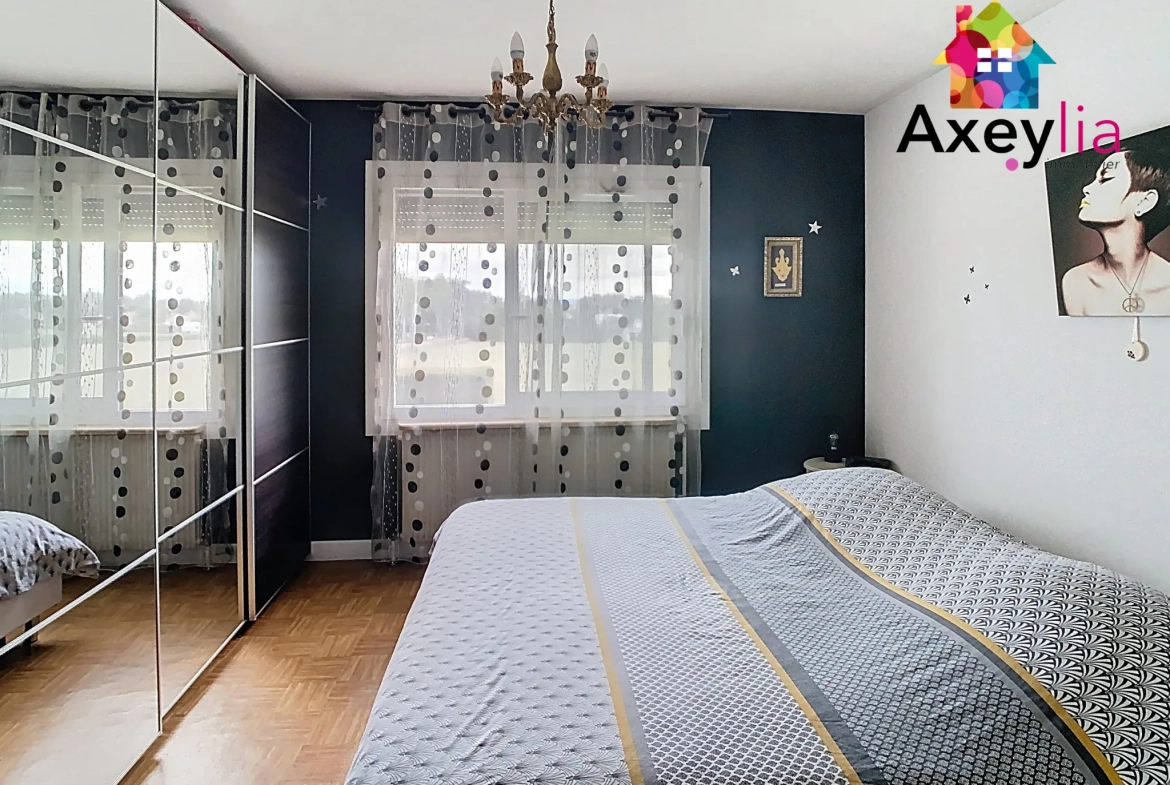 Belle maison familiale à Villerest avec grand terrain, garage et rénovation partielle 