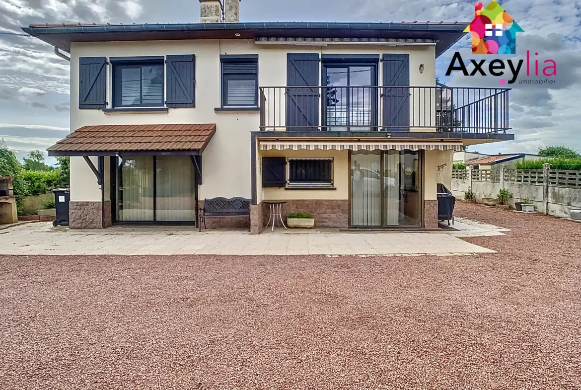 Belle maison familiale à Villerest avec grand terrain, garage et rénovation partielle 