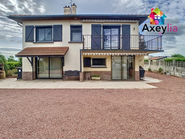 Belle maison familiale à Villerest avec grand terrain, garage et rénovation partielle