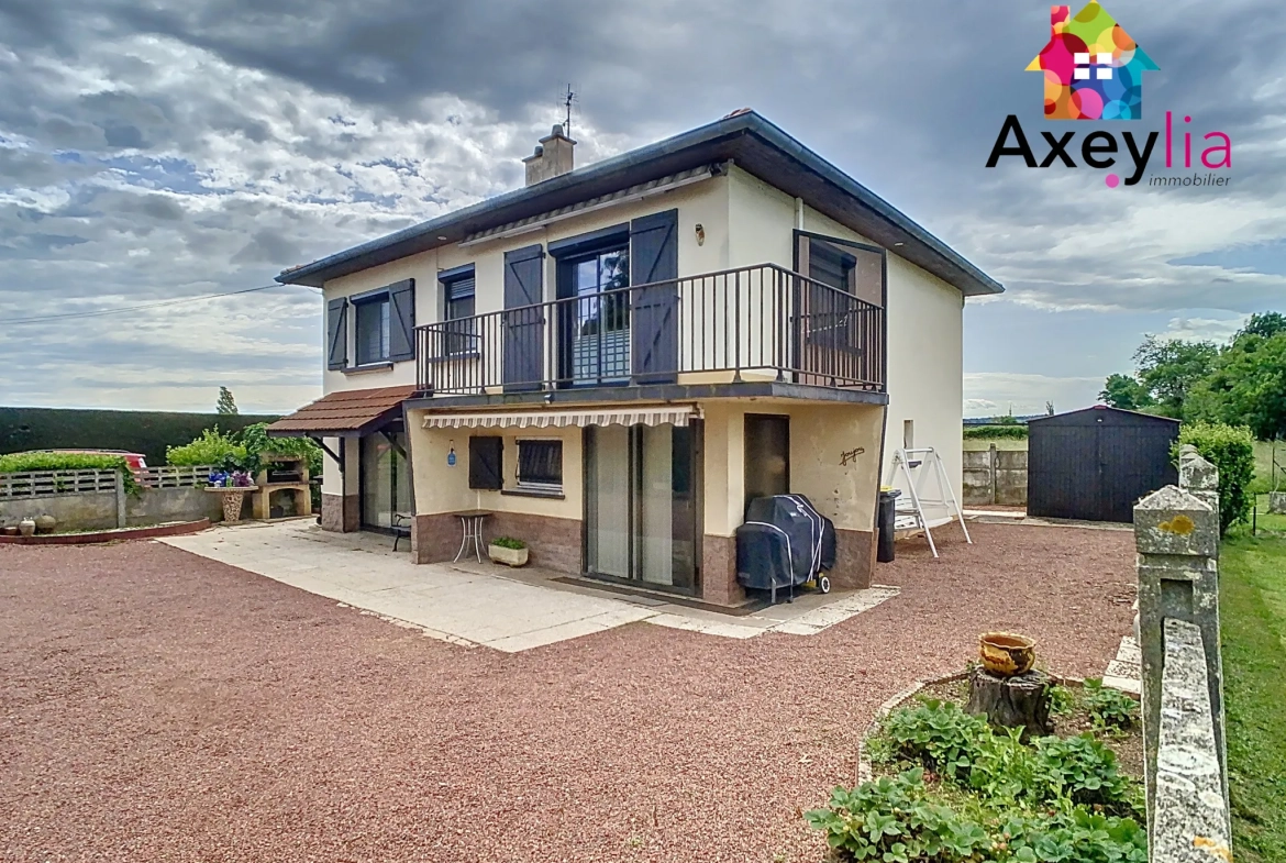 Belle maison familiale à Villerest avec grand terrain, garage et rénovation partielle 