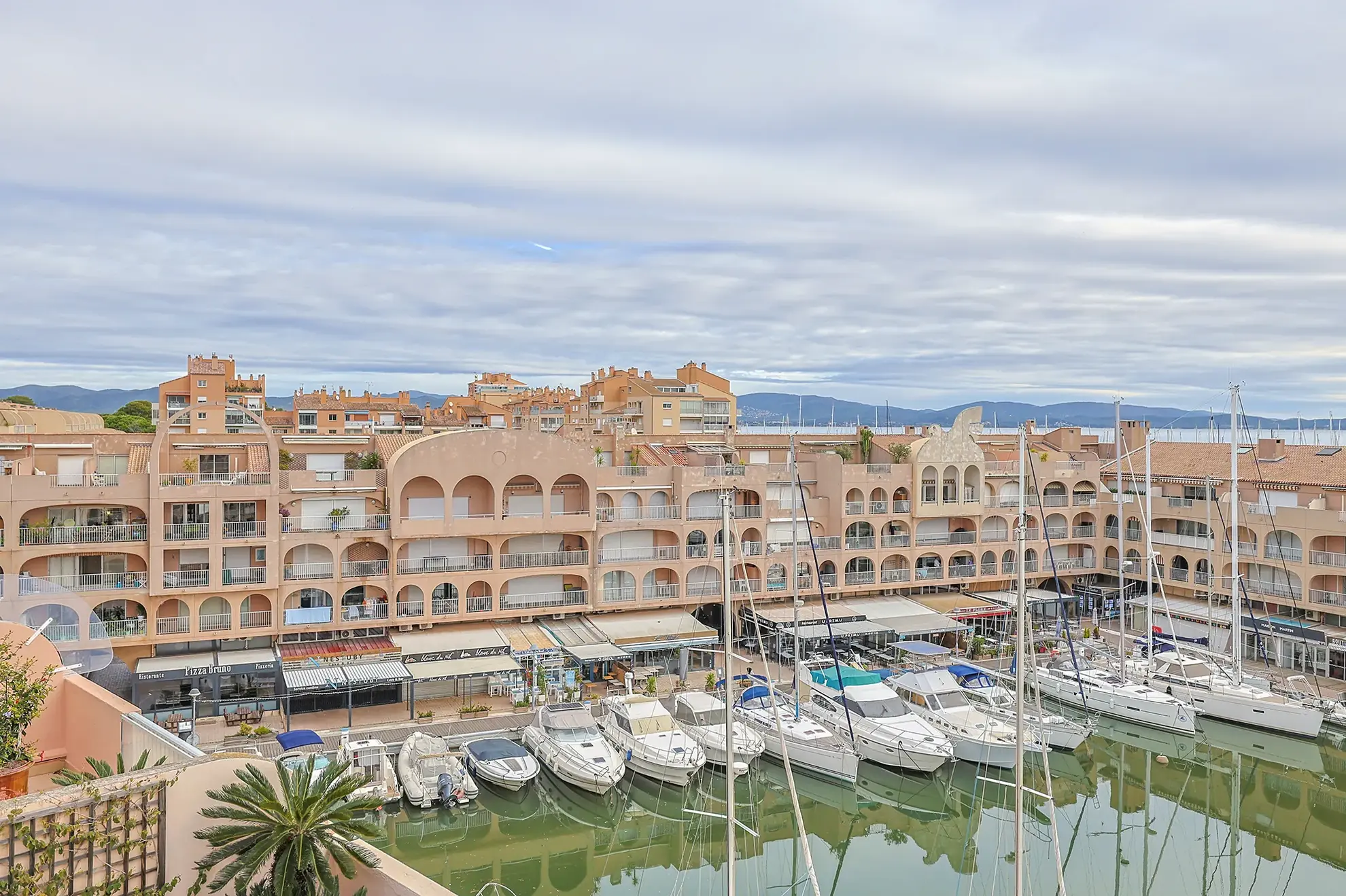 Appartement avec vue imprenable sur le Port de Hyères – 70 m² avec terrasse 