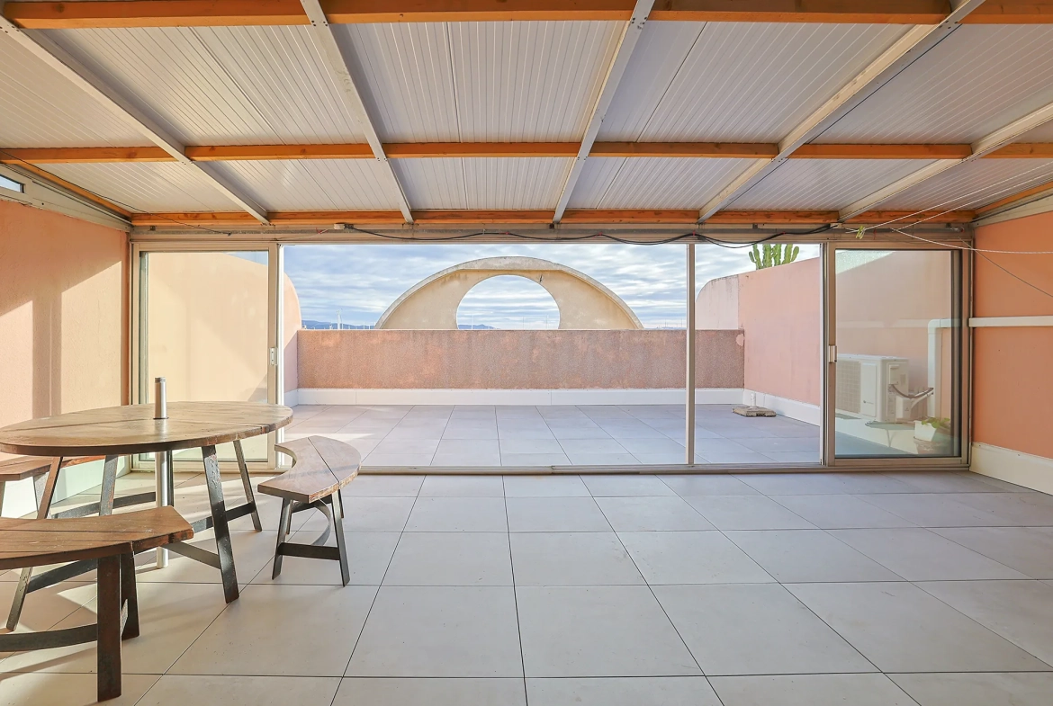 Appartement avec vue imprenable sur le Port de Hyères – 70 m² avec terrasse 