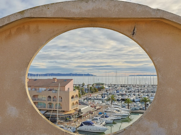 Appartement avec vue imprenable sur le Port de Hyères – 70 m² avec terrasse
