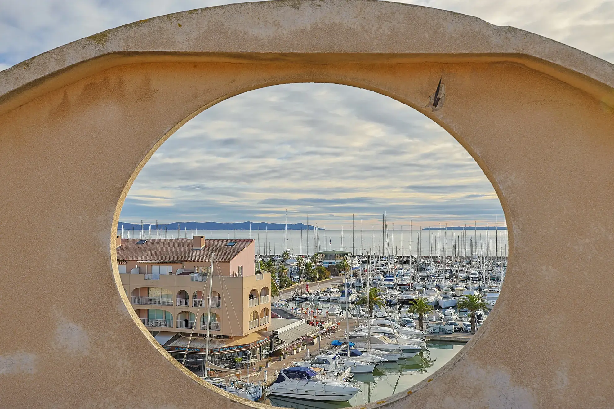 Appartement avec vue imprenable sur le Port de Hyères – 70 m² avec terrasse 