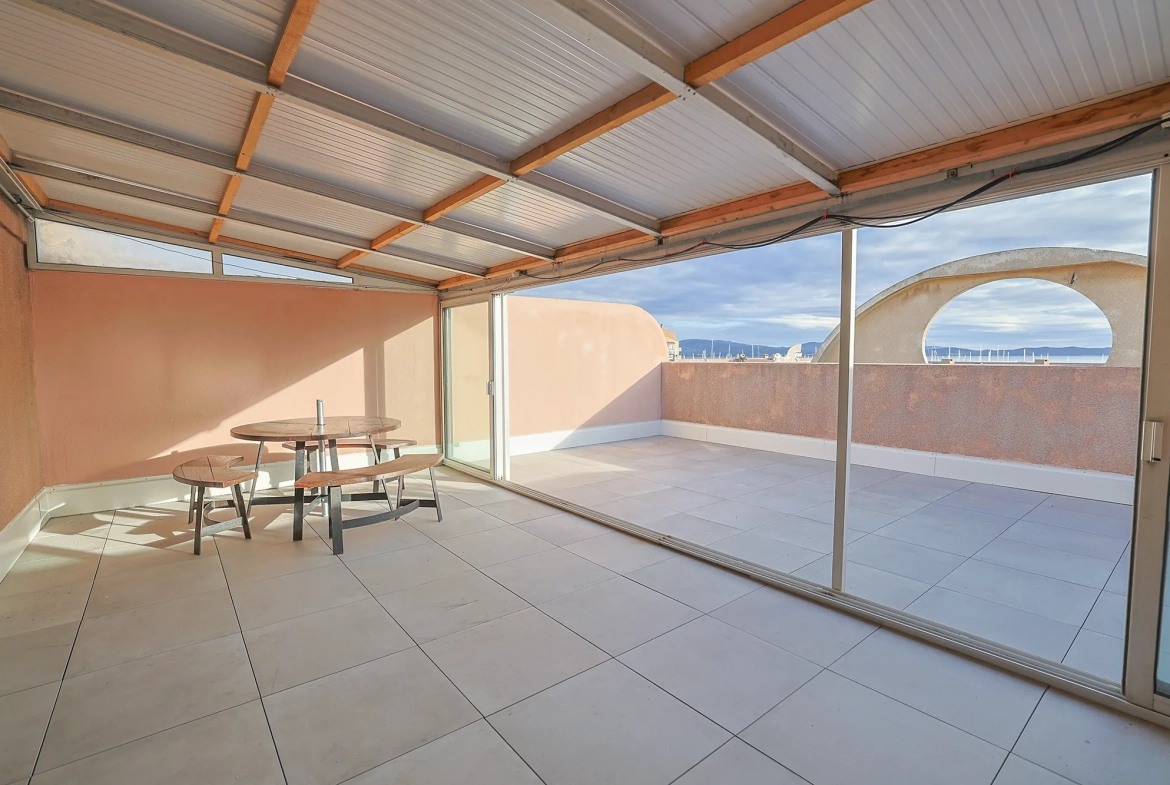 Appartement avec vue imprenable sur le Port de Hyères – 70 m² avec terrasse 
