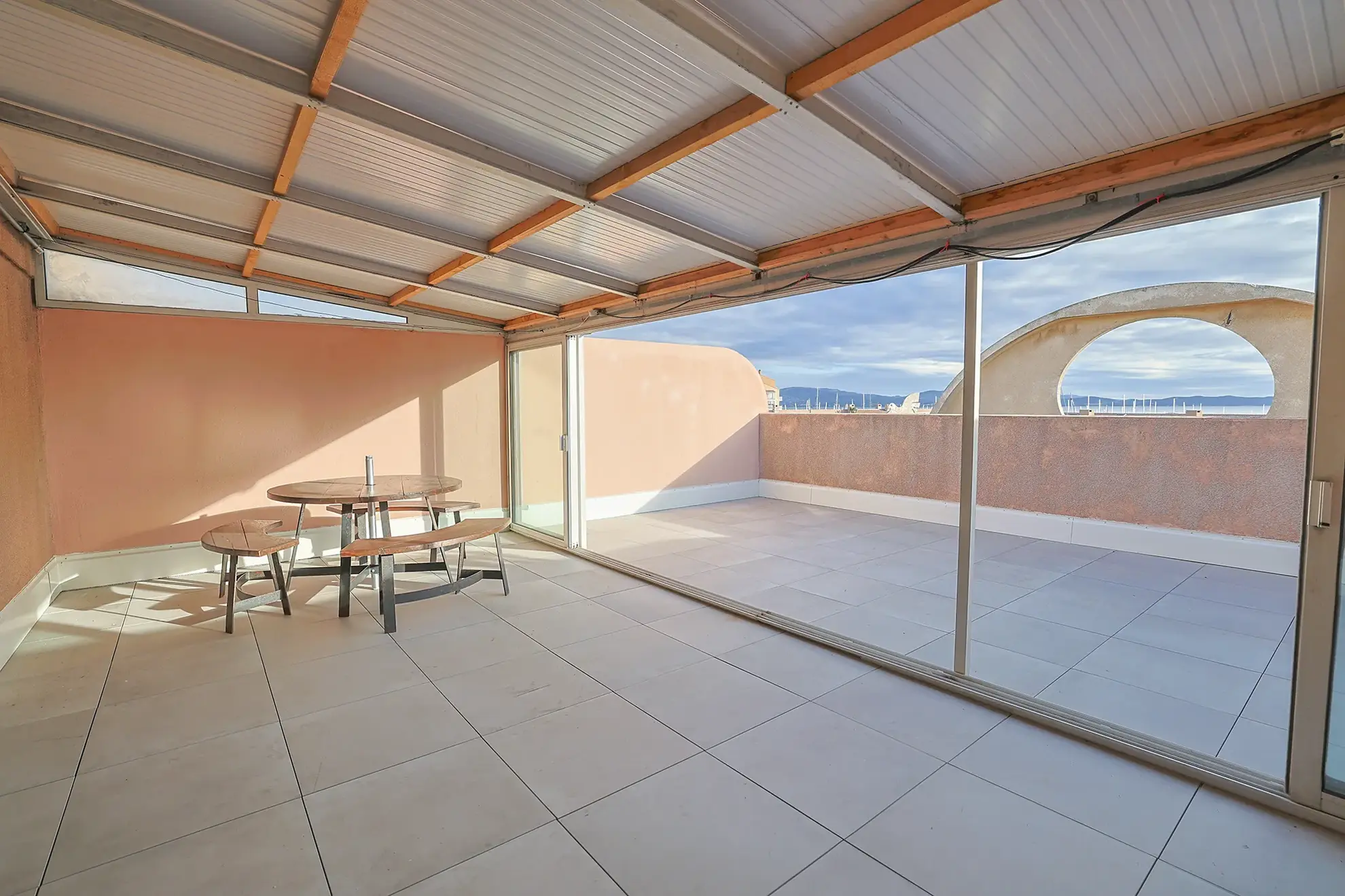 Appartement avec vue imprenable sur le Port de Hyères – 70 m² avec terrasse 