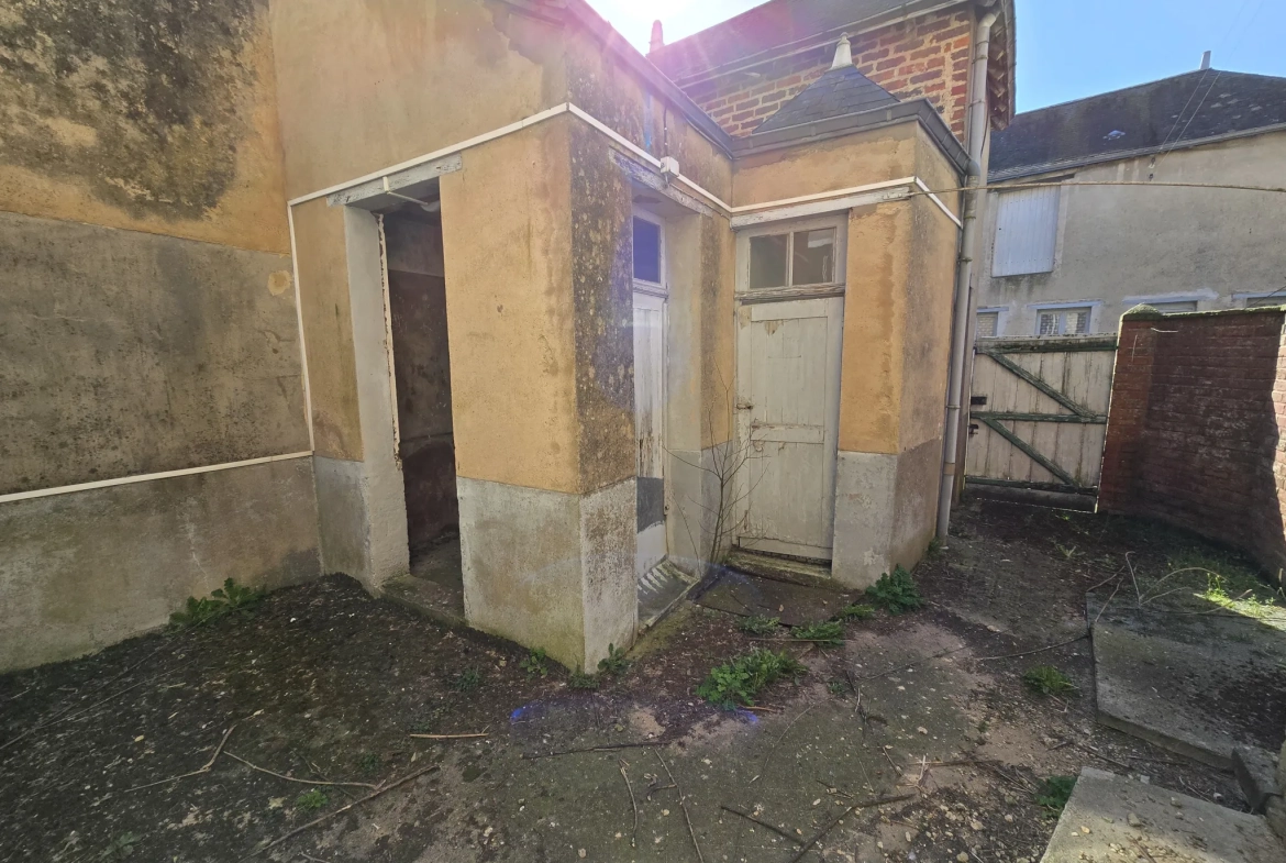 Maison à Marcon avec cour, grange et jardin – 3 chambres, 56 000 EUR 