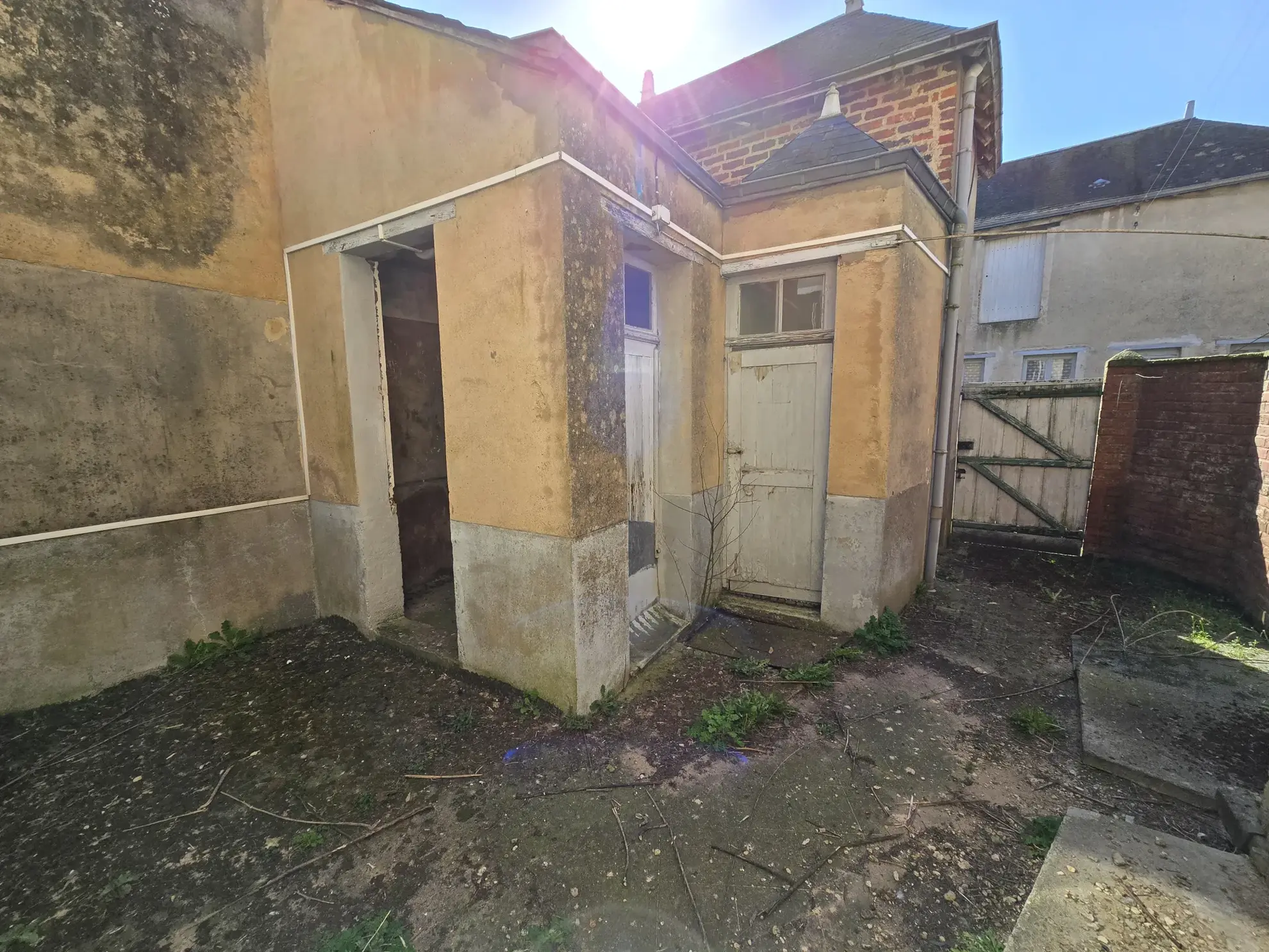 Maison à Marcon avec cour, grange et jardin – 3 chambres, 56 000 EUR 