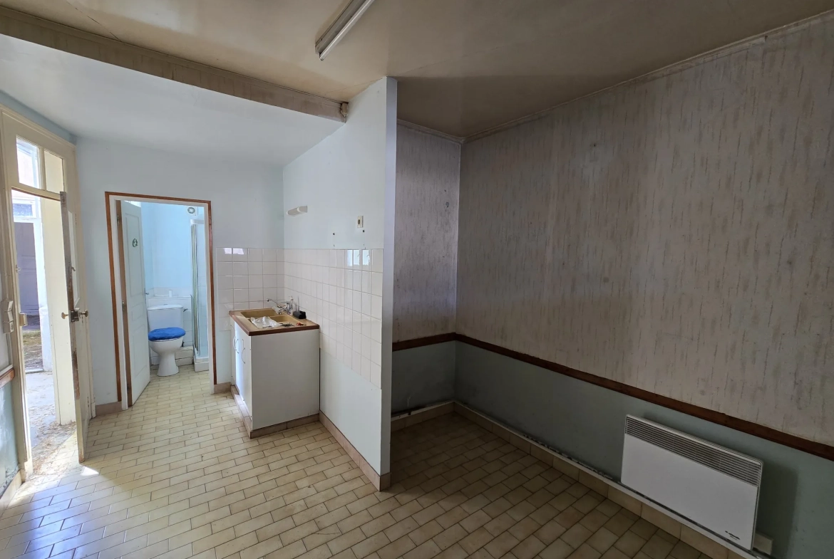 Maison à Marcon avec cour, grange et jardin – 3 chambres, 56 000 EUR 