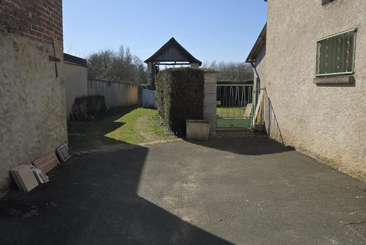 Maison à Marcon avec cour, grange et jardin – 3 chambres, 56 000 EUR 