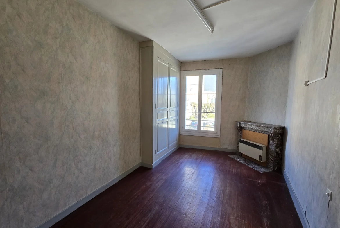 Maison à Marcon avec cour, grange et jardin – 3 chambres, 56 000 EUR 