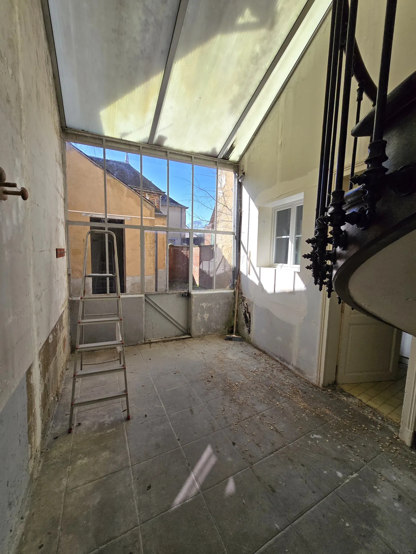 Maison à Marcon avec cour, grange et jardin – 3 chambres, 56 000 EUR 