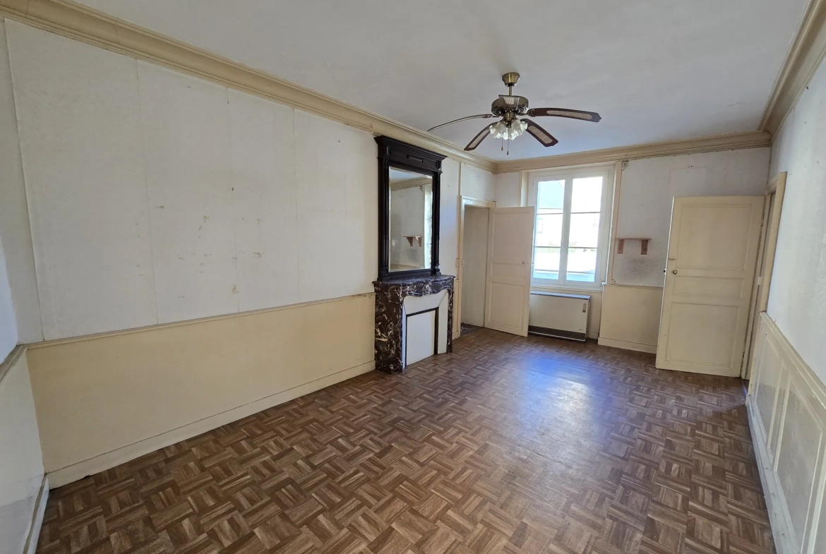 Maison à Marcon avec cour, grange et jardin – 3 chambres, 56 000 EUR 