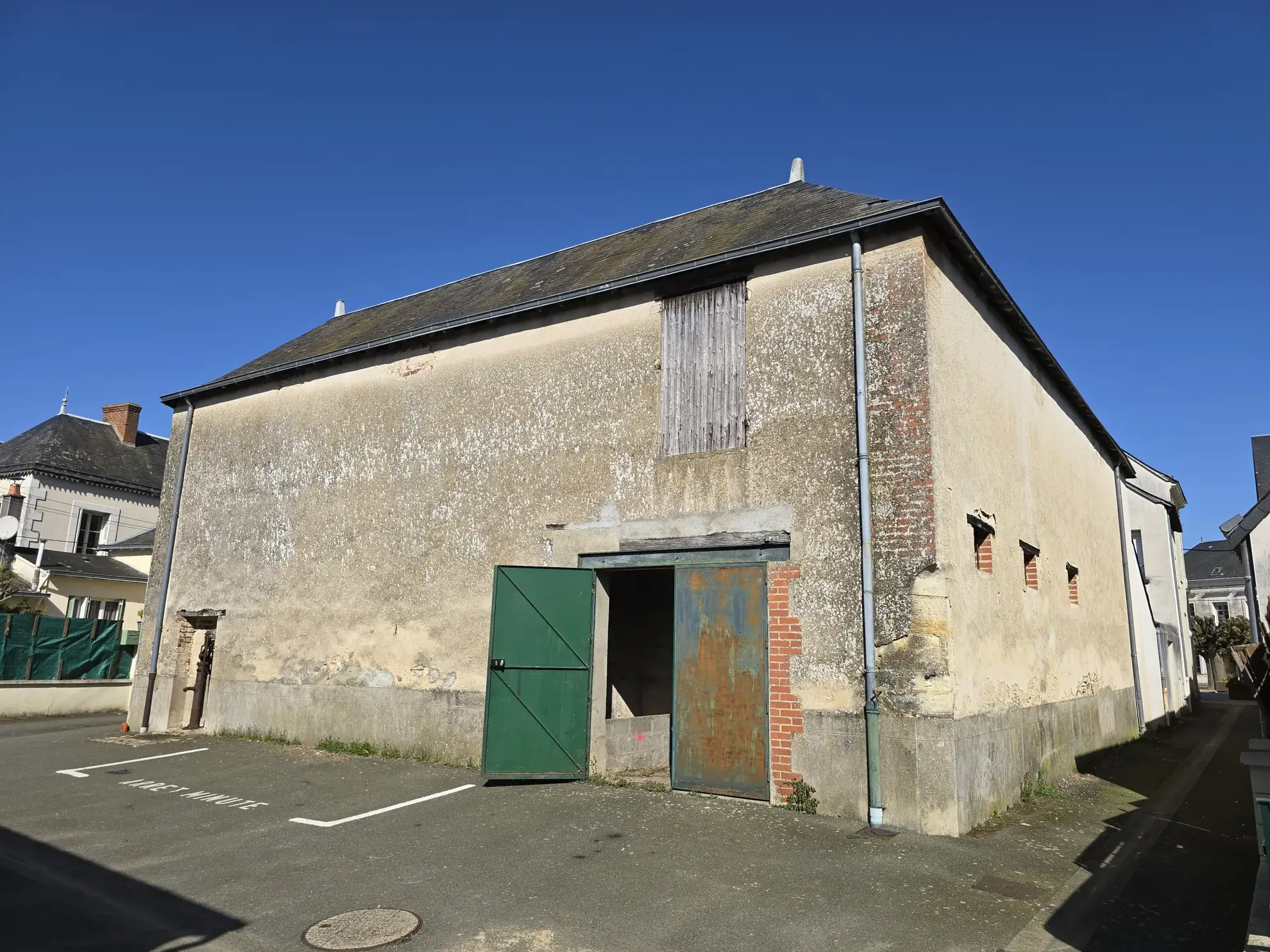 Maison à Marcon avec cour, grange et jardin – 3 chambres, 56 000 EUR 