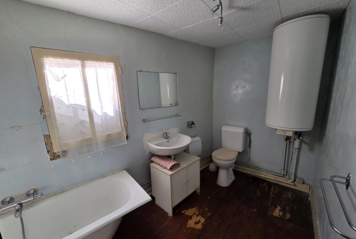 Maison à Marcon avec cour, grange et jardin – 3 chambres, 56 000 EUR 