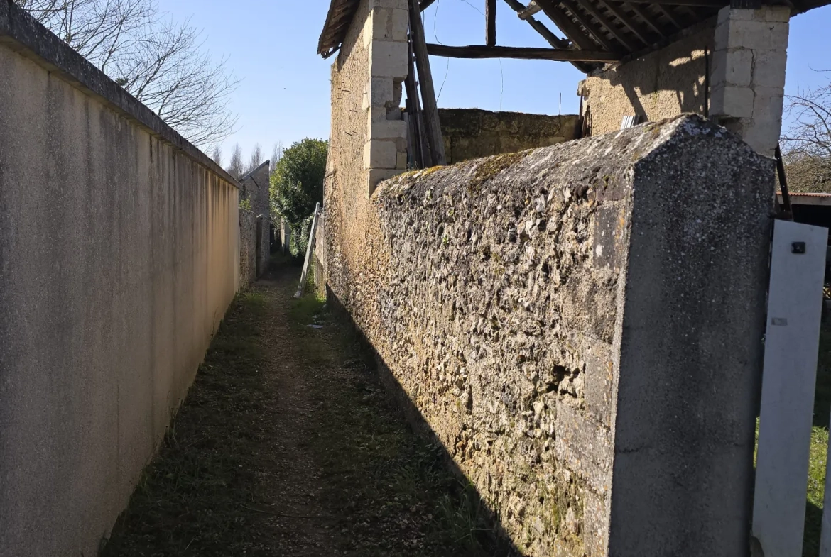 Maison à Marcon avec cour, grange et jardin – 3 chambres, 56 000 EUR 